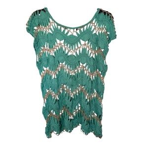 Women’s teal top size unknown please see description for more info
